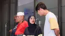 Sebagai pasangan di dunia nyata, Rizky Billar juga menjadi lawan main Lesti dalam sinetron ini. Chemistry pasangan yang menikah pada tahun 2021 ini tentu menjadi daya tarik tersendiri bagi para penggemar. Lesti dan Billar sebelumnya sudah adu akting di sinetron Aku Mencintaimu karena Allah. Menemani selama sahur pada pukul 04.30 WIB, tak sedikit yang menantikan sinetron tersebut. (Liputan6.com/IG/@romansakampungdangdut.mncp)
