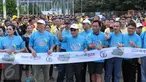 Direktur Utama Bank BTN Maryono (topi berkacamata hitam) melepas ribuan peserta home run in harmony di Senayan, Jakarta, Minggu (21/2). PT Bank Tabungan Negara (Persero) Tbk (BBTN) merayakan hari ulang tahunnya (HUT) ke 66. (Liputan6.com/Angga Yuniar)