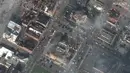 Foto satelit menunjukkan gedung pengadilan daerah dan bangunan terdekat lainnya rusak parah setelah diterjang tornado di Mayfield, Kentucky, Amerika Serikat, 11 Desember 2021. Sebanyak 78 orang tewas setelah serangkaian tornado mengamuk di AS. (Satellite image ©2021 Maxar Technologies via AP)