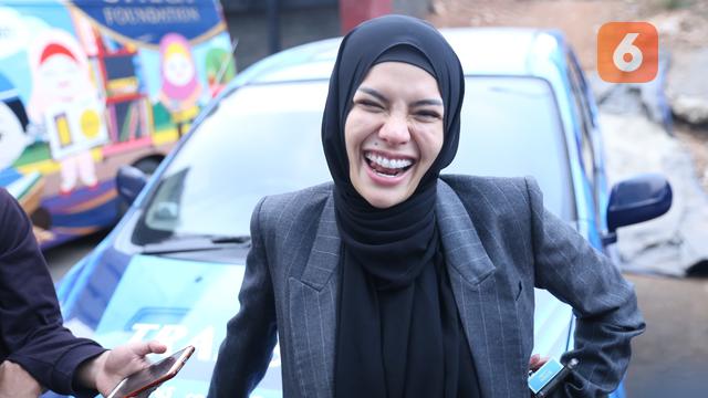 [Bintang] Nikita Mirzani Berhijab
