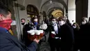 Orang-orang mengantre untuk minum bir di teras restoran di Praha, Republik Ceko, Senin, (11/5/2020). Republik Ceko mengambil langkah normal di tengah pandemi coronavirus dengan melonggarkan lebih banyak pembatasan yang diadopsi oleh pemerintah untuk menampungnya. (AP/Petr David Josek)