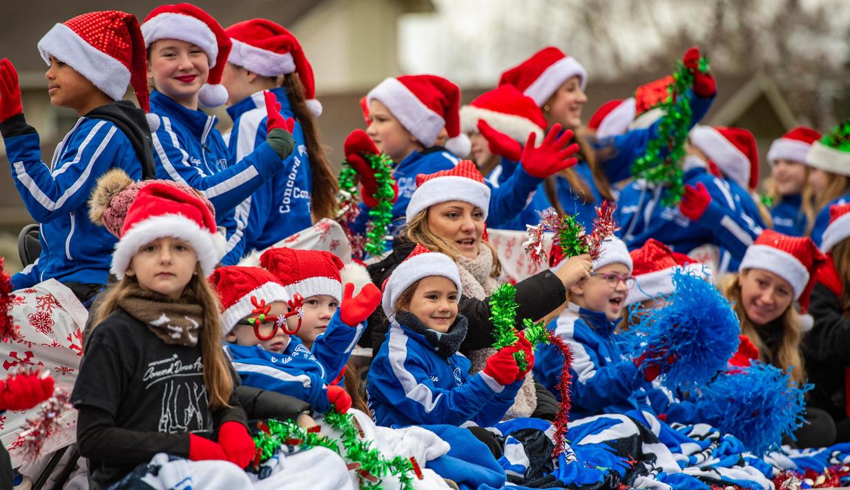 Para anggota Concord Dance Academy tampil di atas kendaraan hias dalam Parade Natal Tahunan Concord ke-73 di Concord, New Hampshire pada tanggal 23 November 2024. (Joseph Prezioso/AFP)