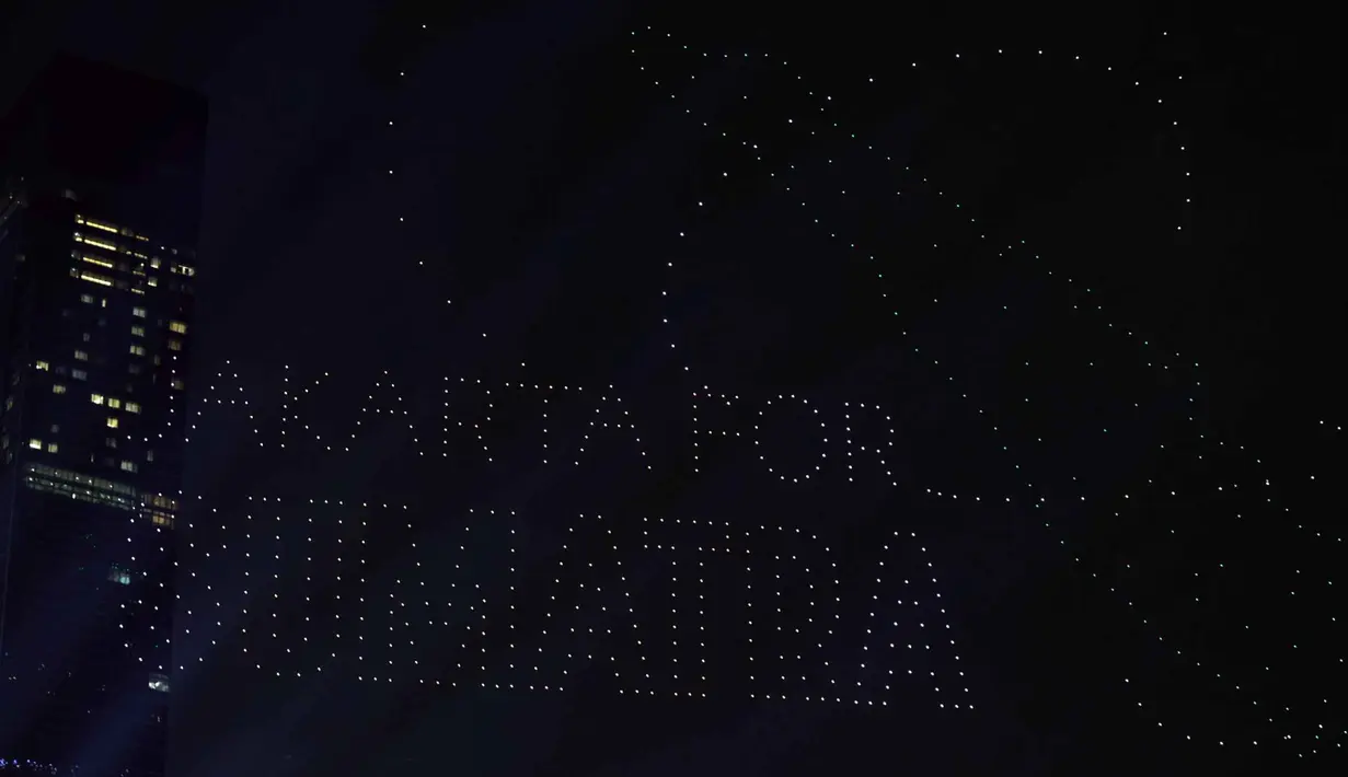 Pesawat tanpa awak tersebut diterbangkan dan membentuk tulisan disertai visual, salsah satunya “Jakarta for Sumatera”. Tampak dalam foto, visual drone membentuk tulisan “Jakarta for Sumatera” saat perayaan malam pergantian tahun di kawasan Bundaran Hotel Indonesia, Jakarta, Rabu (31/12/2025). (Kapanlagi.com/Budy Santoso)