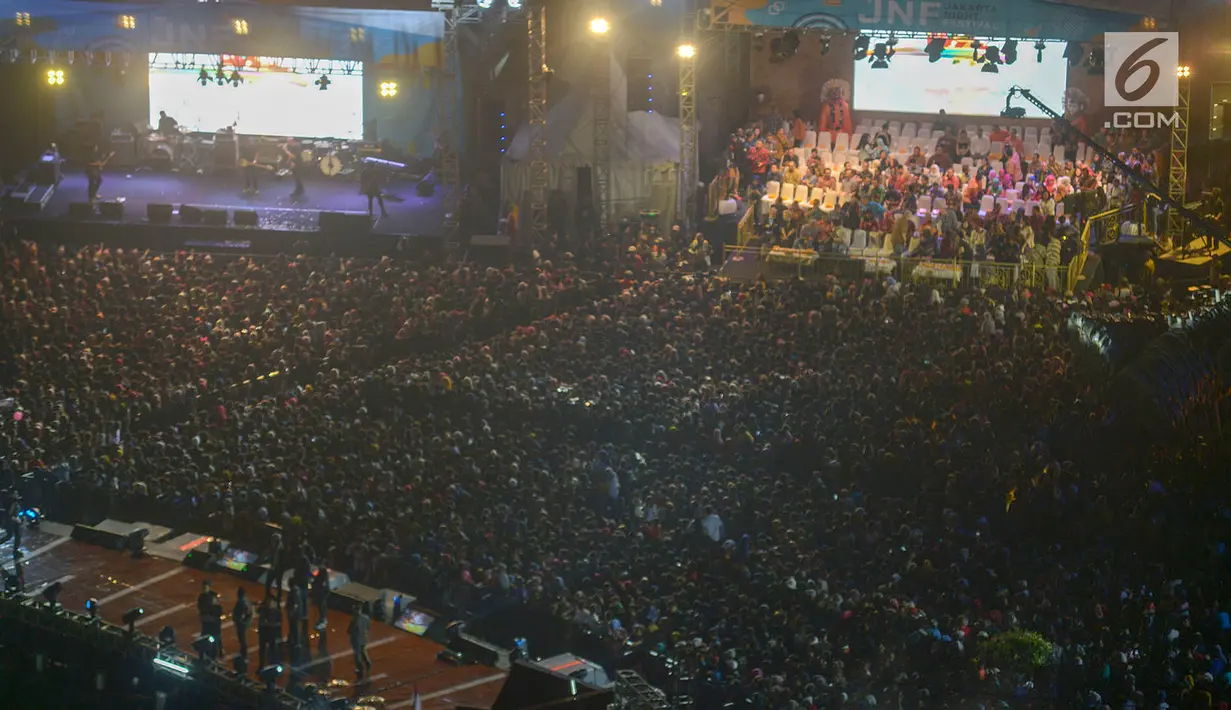 Ribuan warga memadati panggung hiburan pada malam puncak peringatan HUT DKI Jakarta ke-492 di Bundaran HI Jakarta, Sabtu, (22/6/2019). Rangkaian perayaan HUT DKI Jakarta diisi live mural Jakarta Anniversary, bazar kreatif, video mapping hingga festival musik. (merdeka.com/Imam Bukhori)