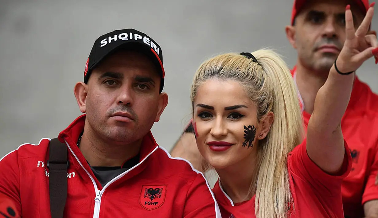 Fans cantik Albania mewarnai kemeriahan laga Grup A Piala Eropa 2016 melawan Prancis di Stade Velodrome, Prancis, Kamis (15/6/2016). (AFP/Franck Fife)