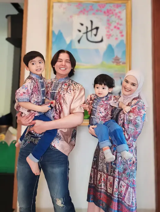 Kedua putranya pun duplikasi penampilan Roger dengan kenakan changsan dan celana jeans [@cutratumeyriska]