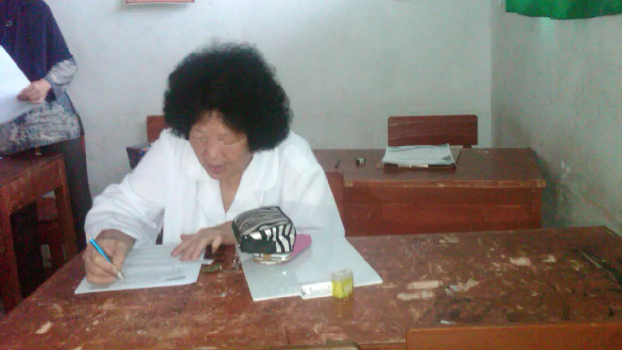 Nenek berusia 73 tahun Karlina Suhandi ikut UN