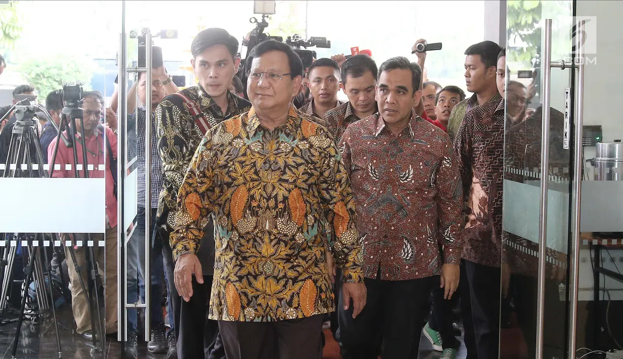 Ketua Umum Partai Gerindra Prabowo Subianto saat tiba di Kantor DPP PKS, Jakarta, Senin (30/7). Kunjungan Prabowo ke DPP PKS untuk membahas hasil pertemuannya dengan Partai Demokrat. (Liputan6.com/Herman Zakharia)