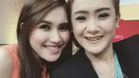 Sama-sama berpose sebagai seorang putri, Anda lebih pilih Cita Citata atau Ayu Ting Ting?