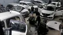 Suasana perbaikan mobil yang terkena banjir di bengkel Detailing, Shop, Garage (DSG) di kawasan Pondok Pinang, Jakarta, Kamis (9/1/2020). Biaya yang harus dikeluarkan pemilik mobil berkisar Rp 2 juta hingga Rp 6 juta tergantung tingkat kerusakan kendaraan. (merdeka.com/Arie Basuki)