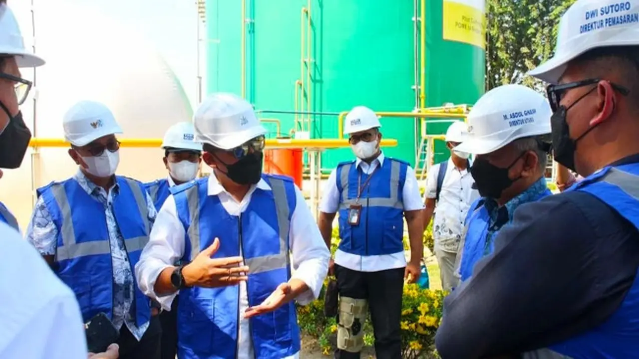 CEO PTPN V Jatmiko K Santosa menjelaskan pengembangan energi baru terbarukan kepada Dirut PTPN III.