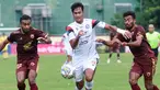 Bermain di Stadion PTIK yang menjadi homebase sementara Arema Malang, Pasukan Singo Edan harus takluk 0-1 dari PSM Makassar dalam laga pekan ke-22 BRI Liga 1 2022/2023, Sabtu (4/2/2023). Satu-satunya gol PSM dicetak oleh Kenzo Nambu pada menit ke-65 dan mengantarkan Juku Eja naik ke posisi kedua klasemen sementara di bawah Persija dengan sama-sama mengemas 44 poin dari 22 laga. Sementara bagi Arema FC, hasil ini menjadi kekalahan kelima beruntun dan membuat posisi mereka tercecer di posisi ke-10 dengan raihan 26 poin dari 20 laga. (Bola.com/M Iqbal Ichsan)