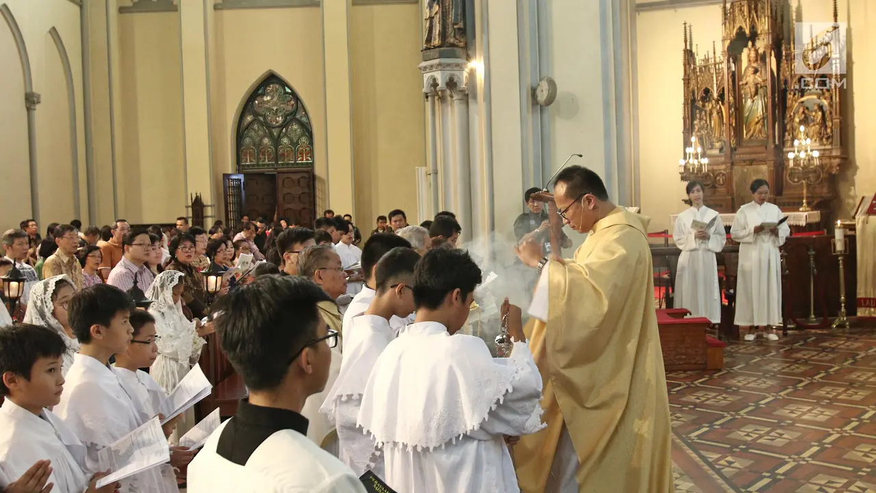 Angkat Tema Nusantara, Ribuan Jemaat Ikuti Misa Natal di Gereja Katedral