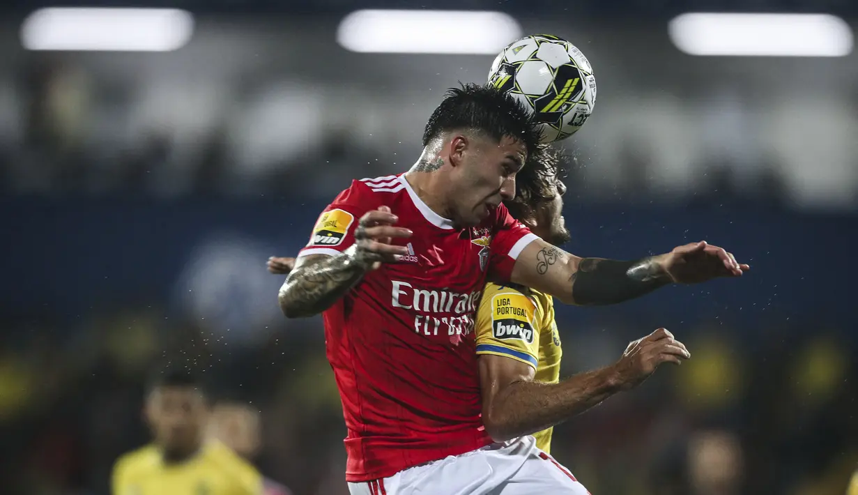 Gelandang Benfica, Enzo Fernandez berebut bola udara dengan gelandang Estoril Portugis Francisco Geraldes selama pertandingan liga Portugal di stadion Antonio Coimbra da Mota di Estoril, Lisbon, pada 6 November 2022. Enzo akan mengisi sektor tengah yang ditinggalkan Jorginho ke Arsenal.
(CARLOS COSTA / AFP)