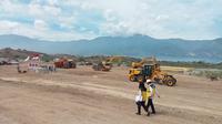 Sejumlah alat berat melakukan pembersihan lahan di lokasi pengerjaan hunian tetap Tondo 2 yang diperuntukan bagi penyintas Gempa Palu, Kamis (5/1/2023). (Foto: Heri Susanto/ Liputan6.com).