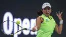 Petenis tunggal putri Indonesia, Janice Tjen memukul bola balasan saat melawan Iga Swiatek (Polandia) pada babak kedua turnamen Qatar Open di Doha, 10 Februari 2026. (Karim JAAFAR/AFP)