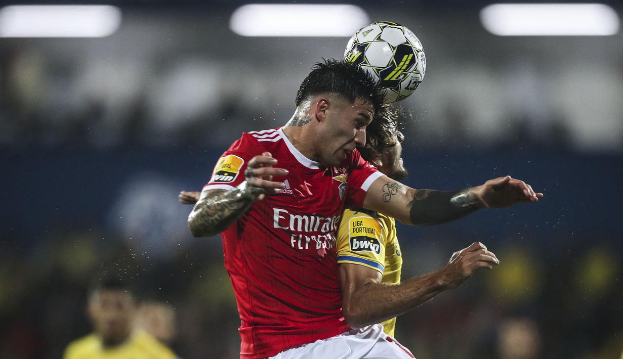 Pemain Benfica, Enzo Fernandez (kiri) berebut bola dengan pemain GD Estoril Praia, Francisco Geraldes pada laga lanjutan Liga Portugal di Antonio Coimbra da Mota Stadium, Lisbon, 6 November 2022. Enzo diboyong menuju Stamfordbridge, Chelsea dengan harga fantastis yaitu 121 juta euro pada bursa transfer Januari 2023. (AFP/Carlos Costa)