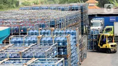 Pekerja melakukan aktivitas bongkar muat air minum dalam kemasan di Jakarta, Selasa (8/8/2023). (Liputan6.com/Angga Yuniar)