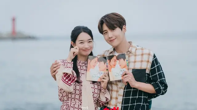 Shin Min Ah dan Kim Seon Ho dalam Hometwon Cha-Cha-Cha. (tvN via Instagram/tvn_drama)