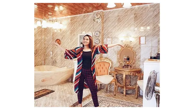 6 Potret Kamar Mandi Emas Milik Dinda Shafay, Diklaim Berlapis Emas Asli