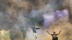 Bobotoh Persib merayakan kemenangan Persib atas Bali United 3-0 dalam laga persahabatan di Stadion Siliwangi, Bandung, Sabtu (13/2/2016). (Bola.com/Vitalis Yogi Trisna)