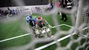 Pemain sepak bola robot jatuh di atas lapangan saat berlaga dalam pertandingan RoboCup Asia-Pacific Tianjin Invitational Tournament 2019 di Tianjin, China, Jumat (17/5/2019). (REUTERS/Jason Lee)