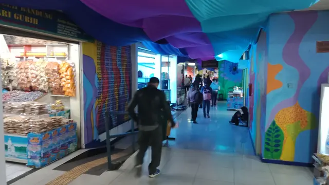 Mural warna warni di Terminal Leuwi Panjang