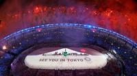 Tulisan "See You in Tokyo" di tengah lapangan pada upacara penutupan Olimpiade Rio 2016 di Stadion Maracana, Rio de Janeiro, Minggu (21/8). Olimpiade 2016 resmi berakhir, AS keluar sebagai juara umum dengan jumlah 121 medali. (REUTERS/Pawel Kopczynski)