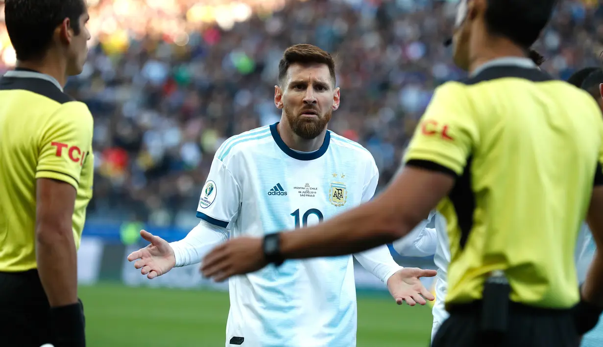 Ekspresi penyerang Argentina, Lionel Messi setelah menerima kartu merah dari wasit Mario Diaz selama  pertandingan melawan Chile di Copa America 2019 di Arena Corinthians, Brasil (6/7/2019). Kartu Merah yang diterima Messi adalah yang kedua sepanjang kariernya. (AP Photo/Victor R. Caivano)