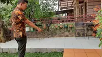 Penemuan induk ular kobra di Perumahan Anggrek 2 Grand Depok City, Kecamatan Cilodong, Depok, Jawa Barat menghebohkan warga. (Liputan6.com/Ady Anugrahadi)
