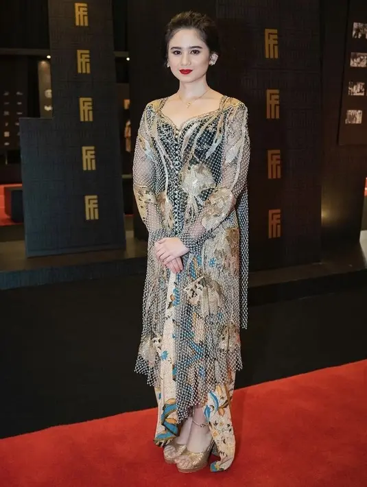 Tissa Biani nampak anggun mengenakan kebaya modern dari Eddy Betty dipadukan dengan kain lilit. (@tissabiani)