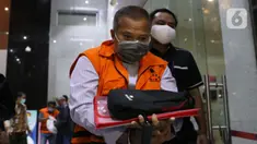 Mantan Kalapas Sukamiskin periode 2016 hingga Maret 2018, Deddy Handoko keluar dari Gedung KPK, Jakarta, Kamis (30/4/2020). Deddy Handoko ditahan KPK terkait kasus dugaan suap pemberian fasilitas dan kemudahan izin keluar di Lapas Sukamiskin, Jawa Barat. (Liputan6.com/Helmi Fithriansyah)