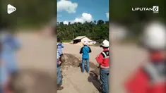Momen rumah terkubur longsor di Kutai Kartanegara terekam kamera warga. Longsor diduga akibat galian tambang batubara di sekitar lokasi.