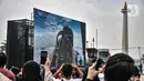 Warga menyaksikan manuver pesawat tempur TNI AU saat perayaan HUT ke-77 Republik Indonesia (RI) di Taman Aspirasi Monumen Nasional (Monas), Jakarta Pusat, Rabu (17/8/2022). Aksi akrobatik pesawat tempur dan helikopter yang membawa bendera Merah Putih tersebut disambut antusias oleh warga yang datang untuk mengikuti upacara Kemerdekaan RI. (merdeka.com/Iqbal S Nugroho)