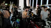 Polisi mengamankan 70 orang anggota geng motor saat konvoi di Kota Bogor, Jawa Barat, Kamis (28/4/2022) malam. Mereka sempat bentrok dengan warga sekitar karena dianggap mengganggu aktivitas masyarakat. (Liputan6.com/Achmad Sudarno)