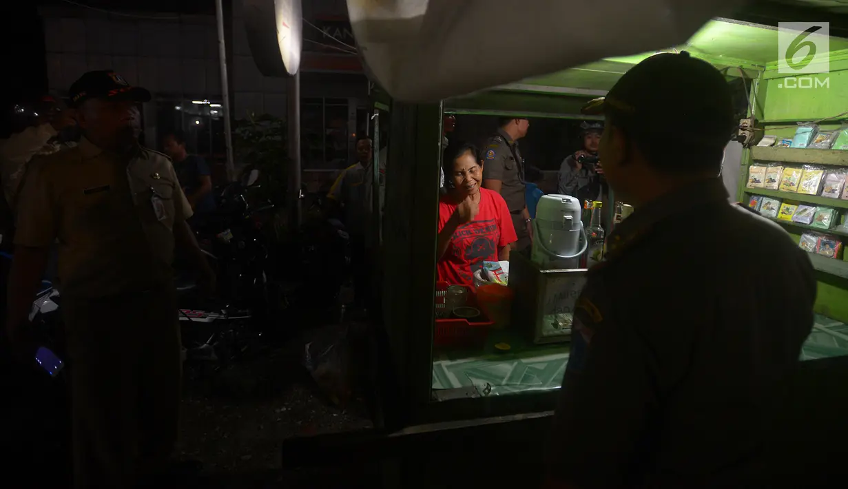 Petugas gabungan melakukan razia ke warung-warung yang ada di kawasan Duren Sawit, Jakarta, Jumat (25/5). Razia tersebut terus dilakukan selama bulan suci Ramadan 1439 Hijriyah. (Merdeka.com/Imam Buhori)