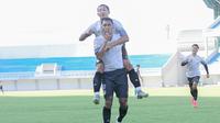 Penyerang PSIM Yogyakarta, Johan Yoga, merayakan gol yang dicetaknya ke gawang Sulut United dalam laga uji coba di Stadion Mandala Krida, Minggu (24/7/2022). (Dok. PSIM Yogyakarta)