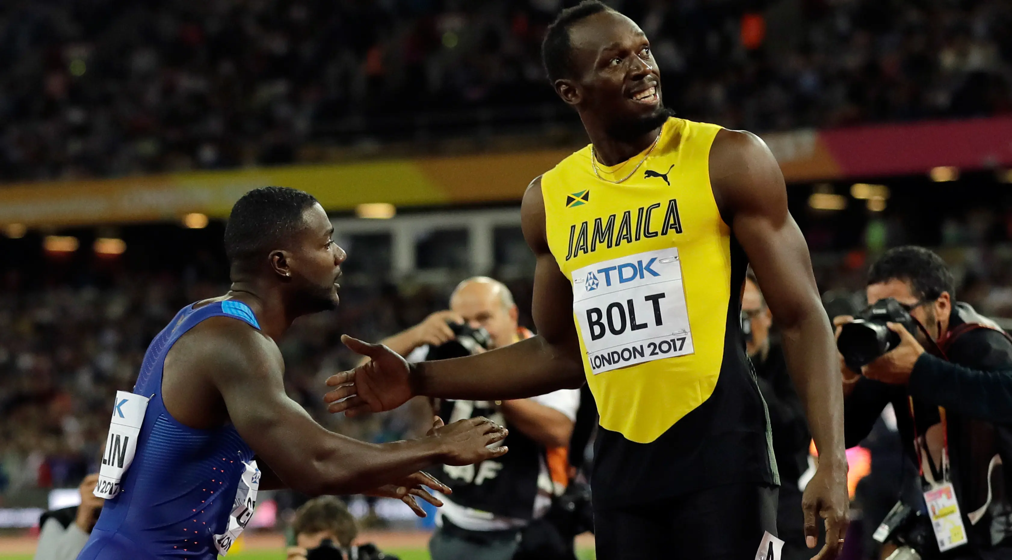 Pelari AS, Justin Gatlin meminta maaf pada Usain Bolt setelah menjadi juara pada lomba lari 100 meter Kejuaraan Dunia Atletik 2017 di Stadion London, Minggu (6/8). Usai kemenangannya, Gatlin meminta maaf dan berlutut di hadapan Bolt (AP/Matthias Schrader)