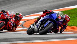 Test rider Yamaha Augusto Fernandez saat menggunakan motor mesin V4 pada balapan MotoGP Valencia 2025.