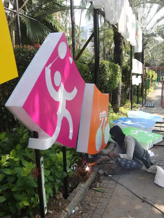 Pekerja memasang neon box Asian Games di depan Balai Kota DKI Jakarta, Jumat (6/7). Pemasangan neon box tersebut untuk mensosialisasikan pelaksanaan Asian Games 2018. (Liputan6.com/Arya Manggala)
