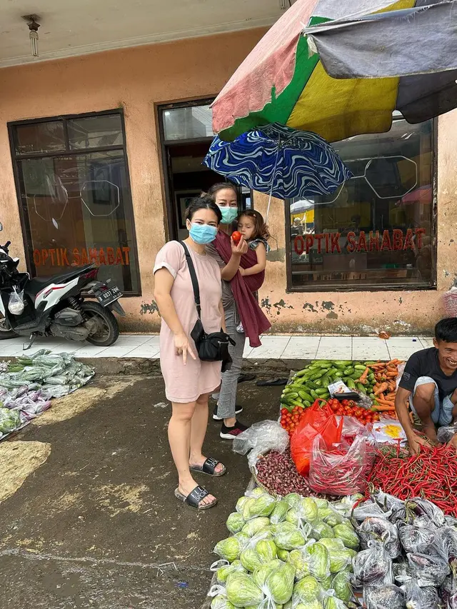 7 Potret Seru Nanda Gita saat Belanja di Pasar hingga Masak, Buka Bisnis Catering