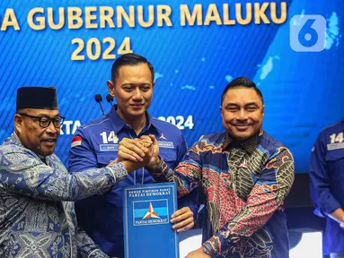 Ketua Umum Partai Demokrat Agus Harimurti Yudhoyono (tengah) saat memberikan surat rekomendasi kepada petahana Gubernur Maluku Murad Ismail (kiri) dan Michael Wattimena untuk maju sebagai bakal calon gubernur dan wakil gubernur dalam Pilkada Maluku 2024 di Kantor DPP Partai Demokrat, Jakarta, Selasa (11/6/2024). (Liputan6.com/Angga Yuniar)