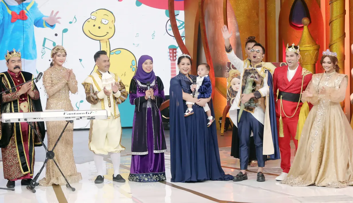 Kemeriahan Spekta 3 Dekade yang menjadi tajuk dari puncak perayaan HUT ke-30 ANTV berlanjut. Aksi Slank, JKT48, Farel Prayoga, Dewi Perssik, dan bintang serial India Nakusha, yaitu Mahhi Vij dan Mishal Raheja tampil memukau. 
 [Foto: Bambang E. Ros/Fimela.com]