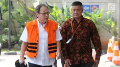 Mantan bos PT Gunung Agung yang juga tersangka kasus suap e-KTP, Made Oka Masagung (kiri) akan menjalani pemeriksaan lanjutan di Gedung KPK, Jakarta, Jumat (6/7). Made Oka terjerat kasus dugaan korupsi proyek pengadaan e-KTP. (Medeka.com/Dwi Narwoko)