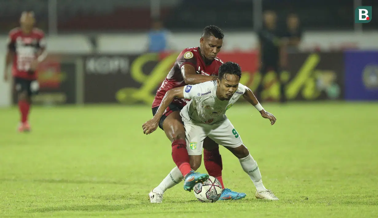 Serdadu Tridatu harus menghadapi partai panas melawan Persebaya Surabaya di pekan ke-33 yang berlangsung di Gelora Ngurah Rai, Denpasar, Bali, Jumat (25/03/2022) malam WIB. (Bola.com/M Iqbal Ichsan)