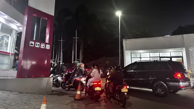 Rasa Lega Pencari Nafkah Diterangi Lampu SPBU, Ketika Kabar BBM Bertemu Realitas Jalanan