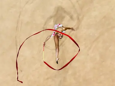 Pesenam Rusia, Dina Averina saat laga nomor pita final individu senam ritmik Olimpiade Eropa 2019 di Minsk, Belarus (23/6/2019). Pesta Olahraga Eropa ke-2 2019 di Minsk, Belarus dimulai dari 21 Juni sampai 30 Juni 2019.  (AFP Photo/Kirill Kudryavtsev)