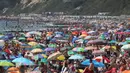 Kerumunan pengunjung berkumpul di pantai untuk menikmati hari terpanas tahun ini di Bournemouth, Kamis (25/6/2020). Para pejabat di Inggris selatan menyatakan keadaan darurat setelah ribuan orang berbondong-bondong menyambangi pantai setempat. (Andrew Matthews/PA via AP)
