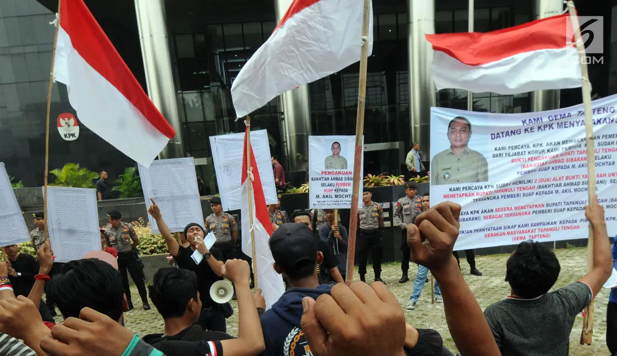 Aktivis dari Gema Tapteng berunjukrasa di depan gedung KPK, Jakarta, Rabu (16/5). Mereka mendesak pimpinan KPK mengusut tuntas Bupati Tapanuli Tengah Bakhtiar Ahmad Sibarani selaku pemberi suap kepada Ketua MK, M Akil Mochtar. (Merdeka.com/Dwi Narwoko)