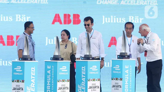 Jokowi Serahkan Piala ke Juara Formula E Jakarta Mitch Evans